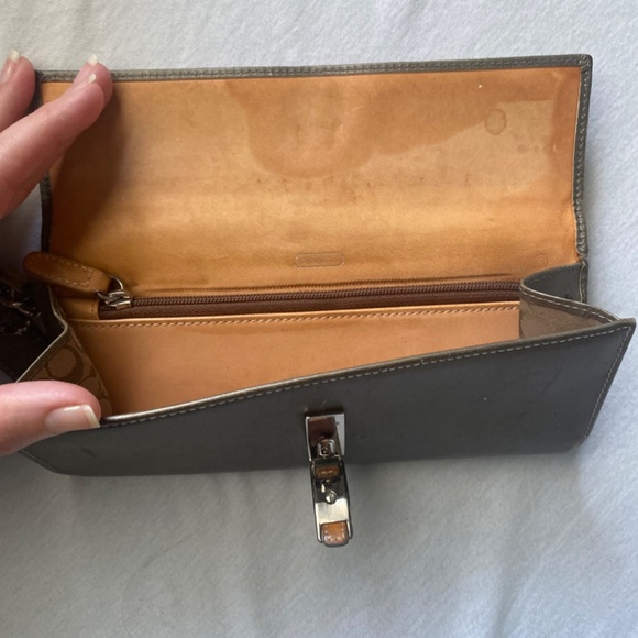 Distressed Y2K olive coach wallet - Picture 2 of 3